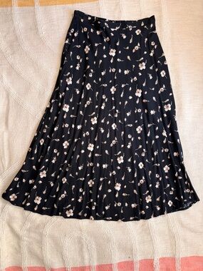 90’s Clio Elegant Black Midi Skirt with Cream Floral Pattern Elastic Waist